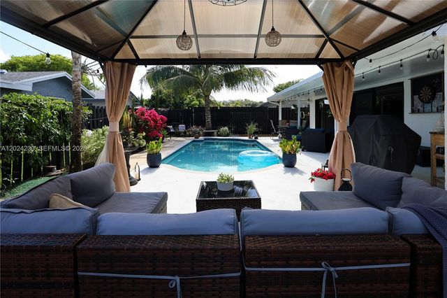 9330 NW 43rd St, Sunrise, FL 33351