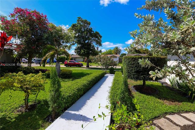 9330 NW 43rd St, Sunrise, FL 33351