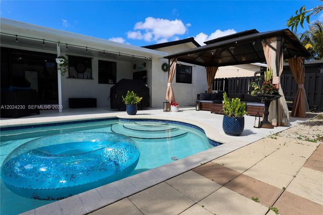 9330 NW 43rd St, Sunrise, FL 33351
