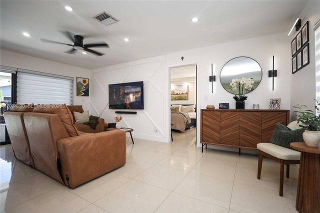 9330 NW 43rd St, Sunrise, FL 33351