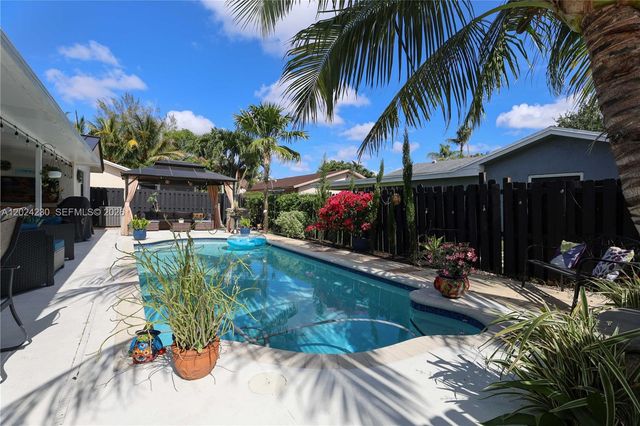 9330 NW 43rd St, Sunrise, FL 33351