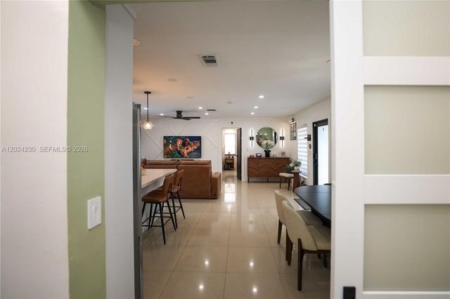 9330 NW 43rd St, Sunrise, FL 33351