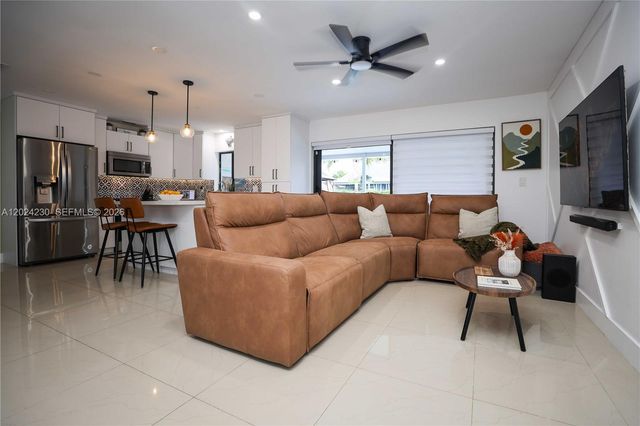 9330 NW 43rd St, Sunrise, FL 33351
