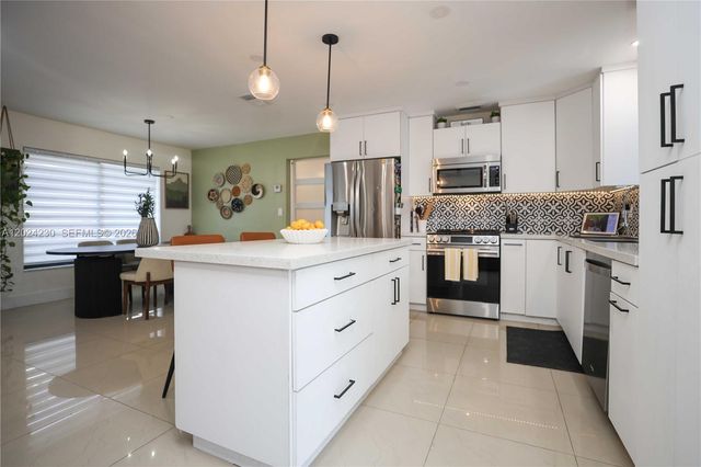 9330 NW 43rd St, Sunrise, FL 33351