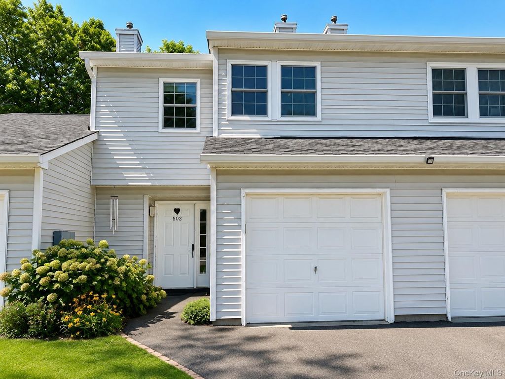 802 Sara Circle, Port Jefferson Station, NY 11776