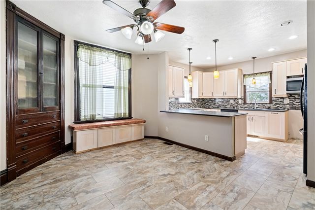 109 N Main St, Houston, PA 15342