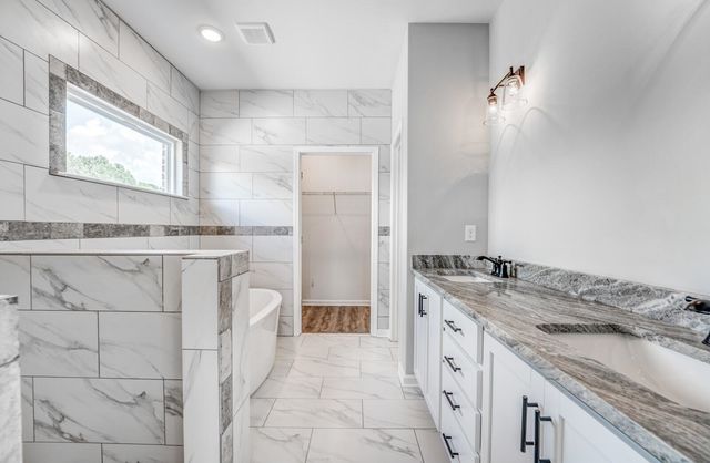 100 BLUE DR, Oakland, TN 38060