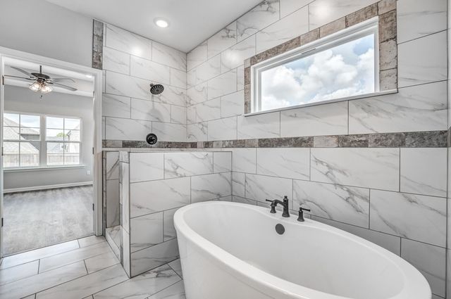 100 BLUE DR, Oakland, TN 38060