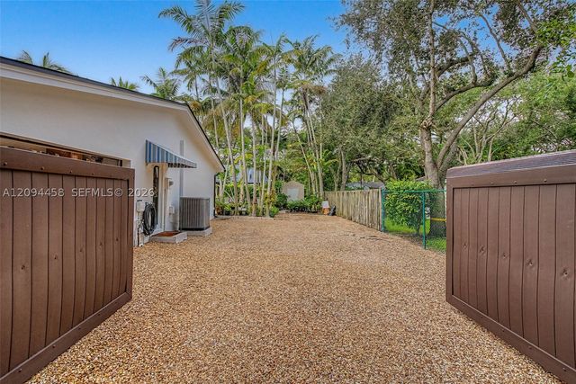 16140 SW 74th Pl, Palmetto Bay, FL 33157