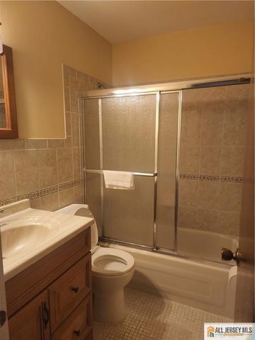 28 Piccadilly Circus 528, Sayreville, NJ 08872