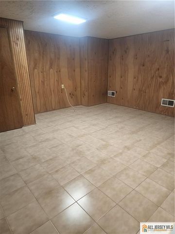 28 Piccadilly Circus 528, Sayreville, NJ 08872