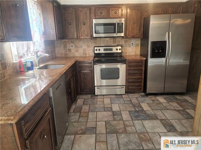 28 Piccadilly Circus 528, Sayreville, NJ 08872