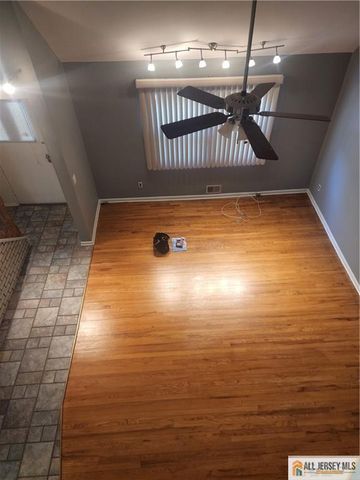 28 Piccadilly Circus 528, Sayreville, NJ 08872