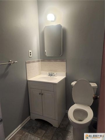 28 Piccadilly Circus 528, Sayreville, NJ 08872