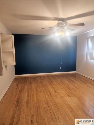 28 Piccadilly Circus 528, Sayreville, NJ 08872