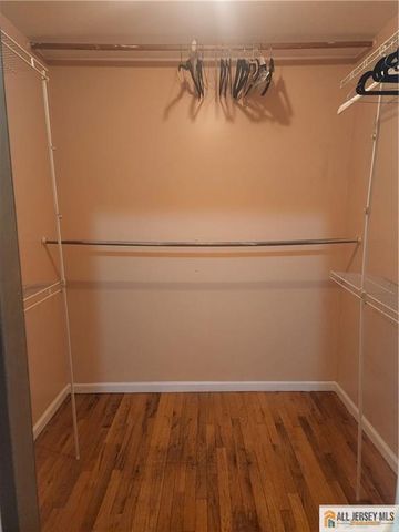 28 Piccadilly Circus 528, Sayreville, NJ 08872