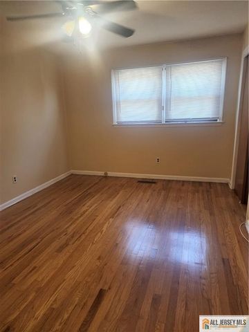 28 Piccadilly Circus 528, Sayreville, NJ 08872