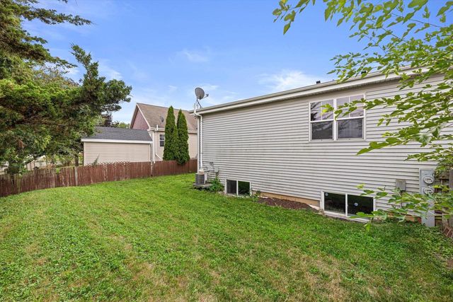 1246 Lombardi WAY, Waukesha, WI 53186