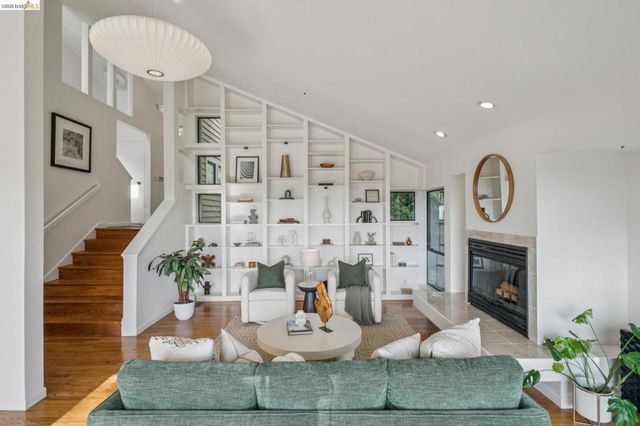 6051 6051 Westover Dr, Oakland, CA 94611