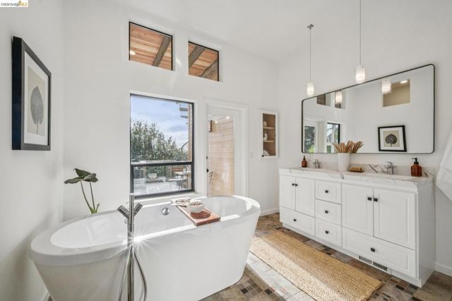 6051 6051 Westover Dr, Oakland, CA 94611