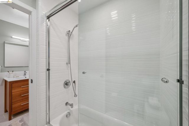 6051 6051 Westover Dr, Oakland, CA 94611