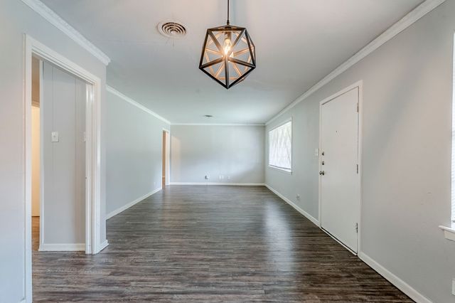 5729 Wales Avenue, Fort Worth, TX 76133