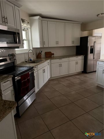 202 Bonham Street, Port Lavaca, TX 77979