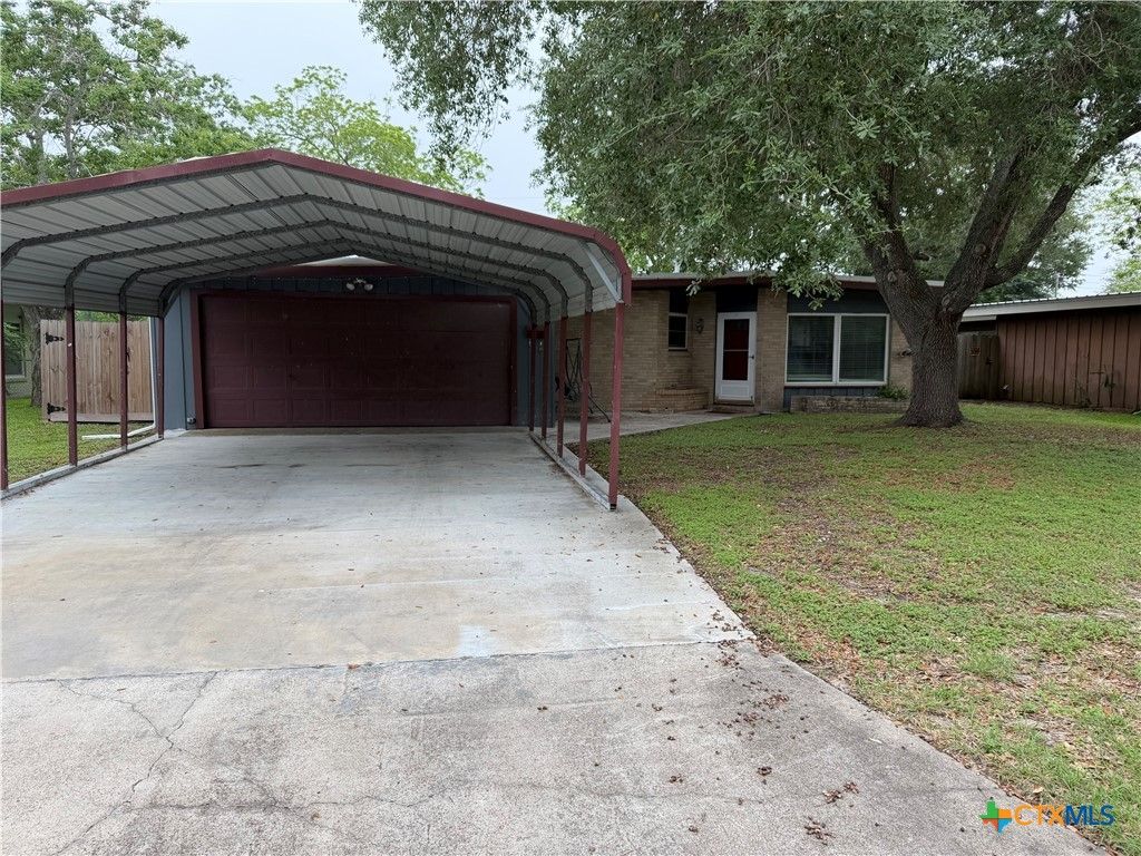 202 Bonham Street, Port Lavaca, TX 77979