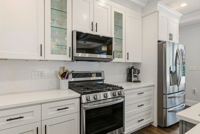 114 Saratoga Way Apt 1, Portsmouth, NH 03801