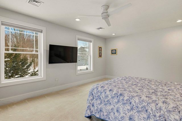 114 Saratoga Way Apt 1, Portsmouth, NH 03801