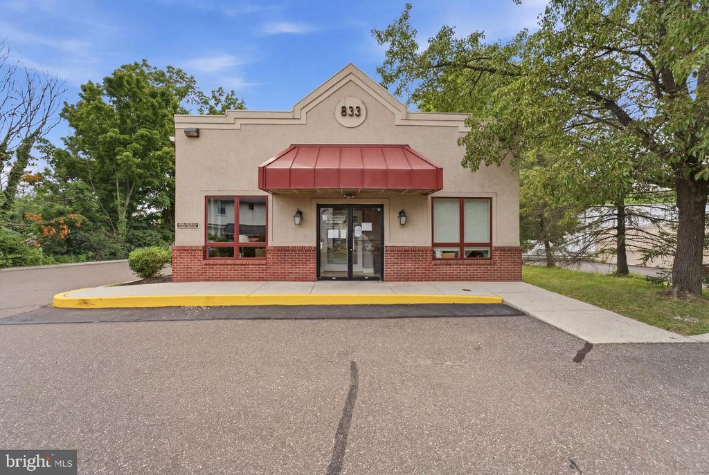 833 N BETHLEHEM PIKE, AMBLER, PA 19002 — exterior