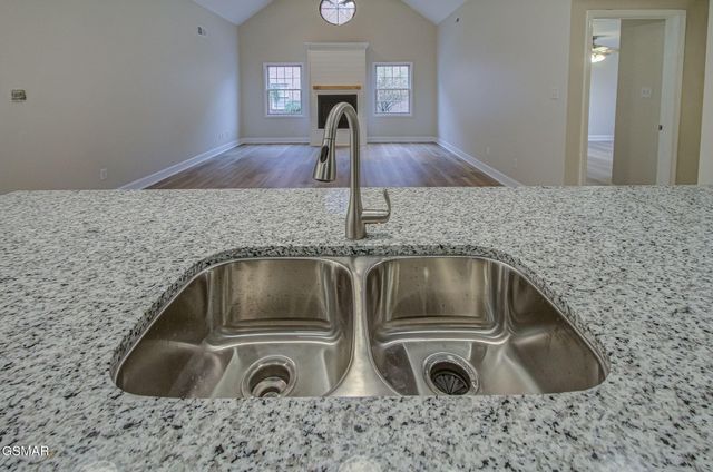 383 Paine Lake Drive, Sevierville, TN 37862