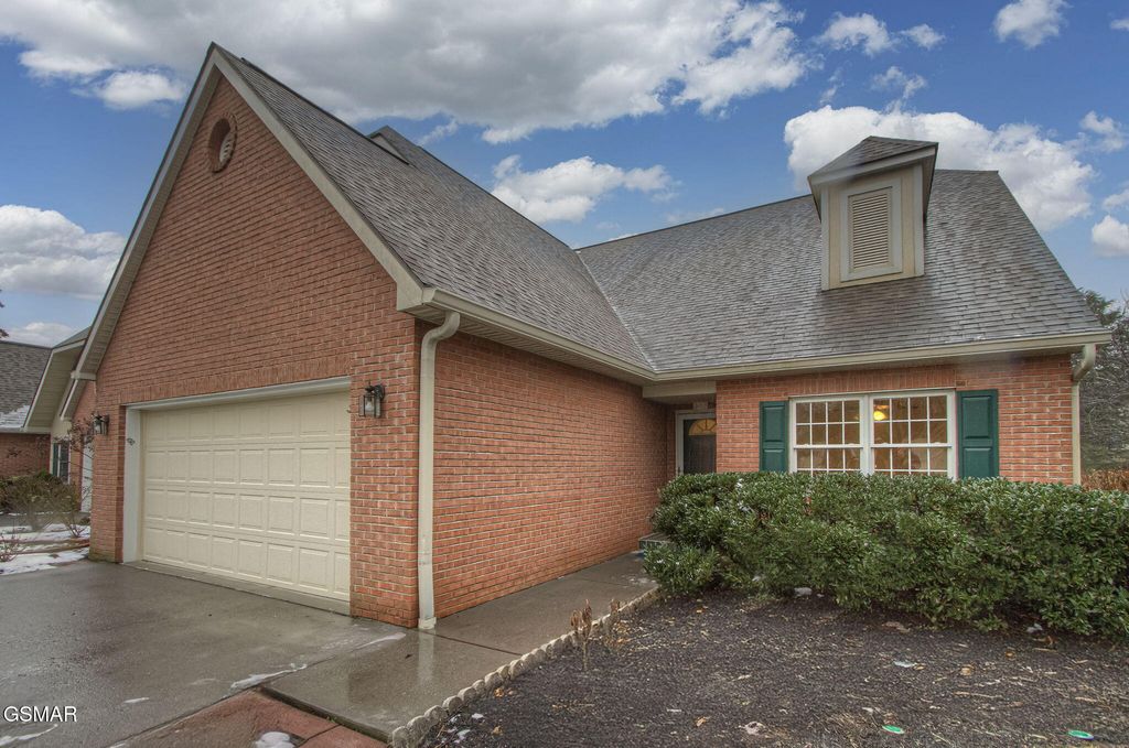 383 Paine Lake Drive, Sevierville, TN 37862