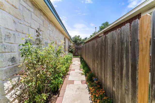 3555 Rock Shelf LN, Round Rock, TX 78681