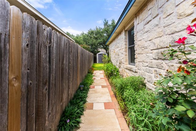 3555 Rock Shelf LN, Round Rock, TX 78681