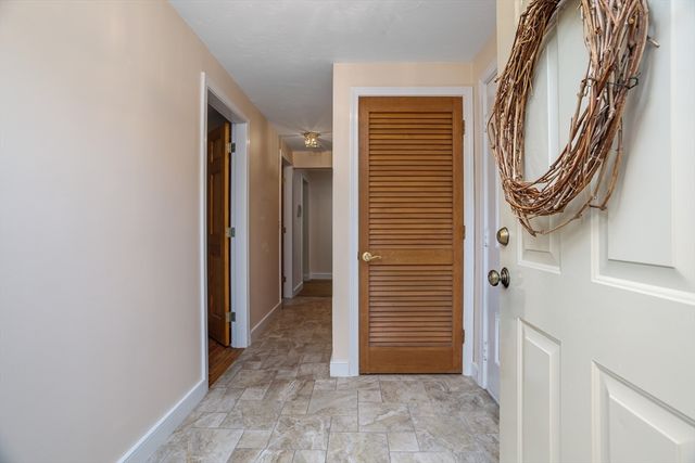 212 Ridgefield Cir 212B, Clinton, MA 01510