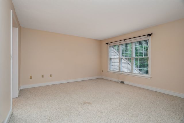 212 Ridgefield Cir 212B, Clinton, MA 01510