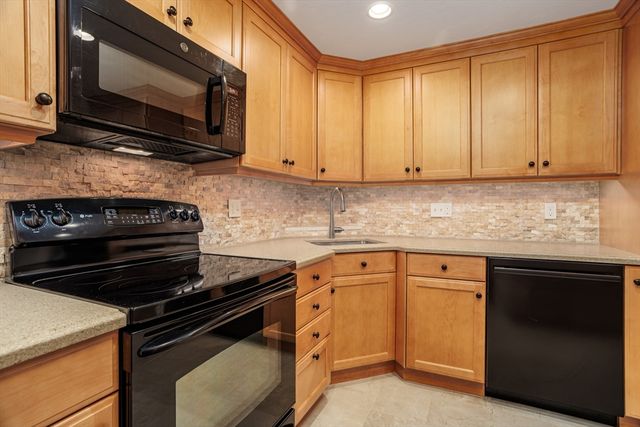 212 Ridgefield Cir 212B, Clinton, MA 01510
