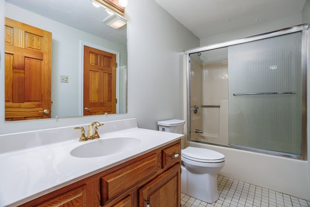 212 Ridgefield Cir 212B, Clinton, MA 01510