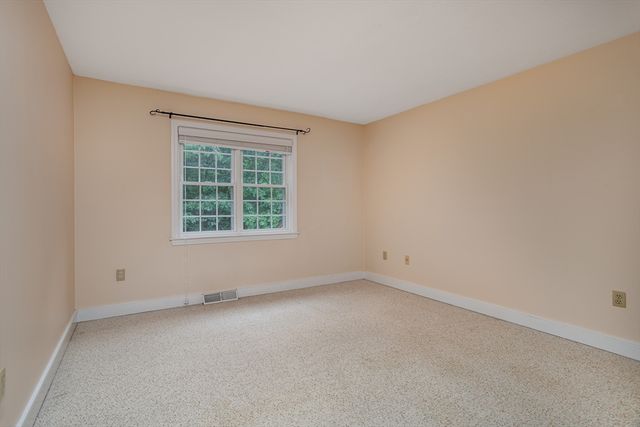 212 Ridgefield Cir 212B, Clinton, MA 01510