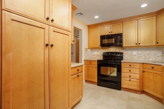 212 Ridgefield Cir 212B, Clinton, MA 01510
