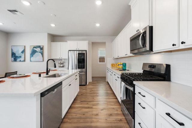 678 Diamond Valley Rd, West Sacramento, CA 95605