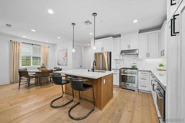 1156 E Cove Pl., Encinitas, CA 92024