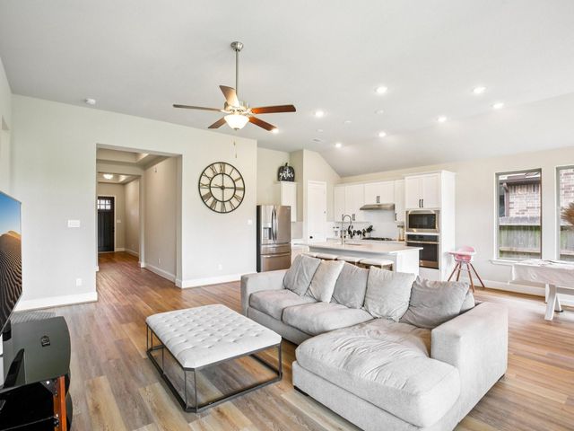 615 Livermore Street, Webster, TX 77598