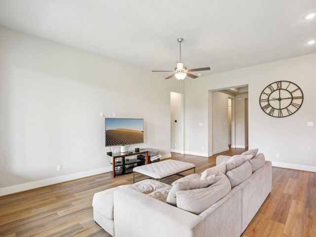 615 Livermore Street, Webster, TX 77598