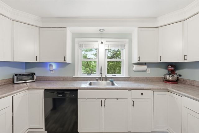 8 Woodside Ter, Auburn, MA 01501