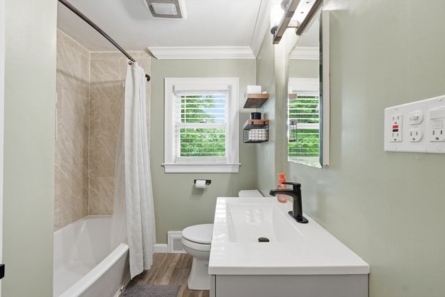 8 Woodside Ter, Auburn, MA 01501