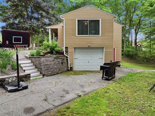 8 Woodside Ter, Auburn, MA 01501