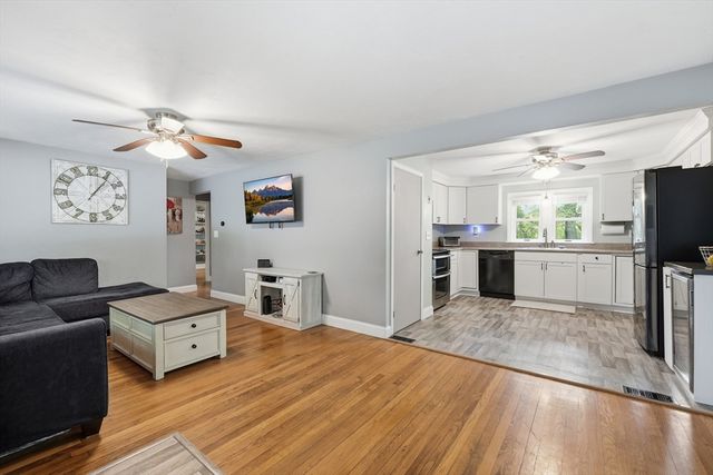 8 Woodside Ter, Auburn, MA 01501