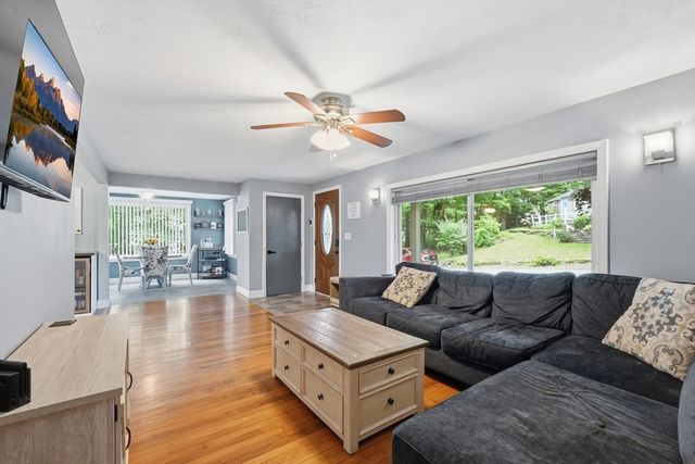8 Woodside Ter, Auburn, MA 01501